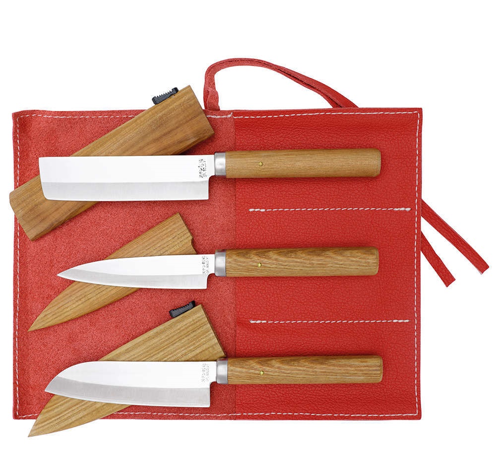 sada obsahuje nože č. (719217, 719229, 719020) a je dodávána v atraktivním červeném koženém rolovacím pouzdře